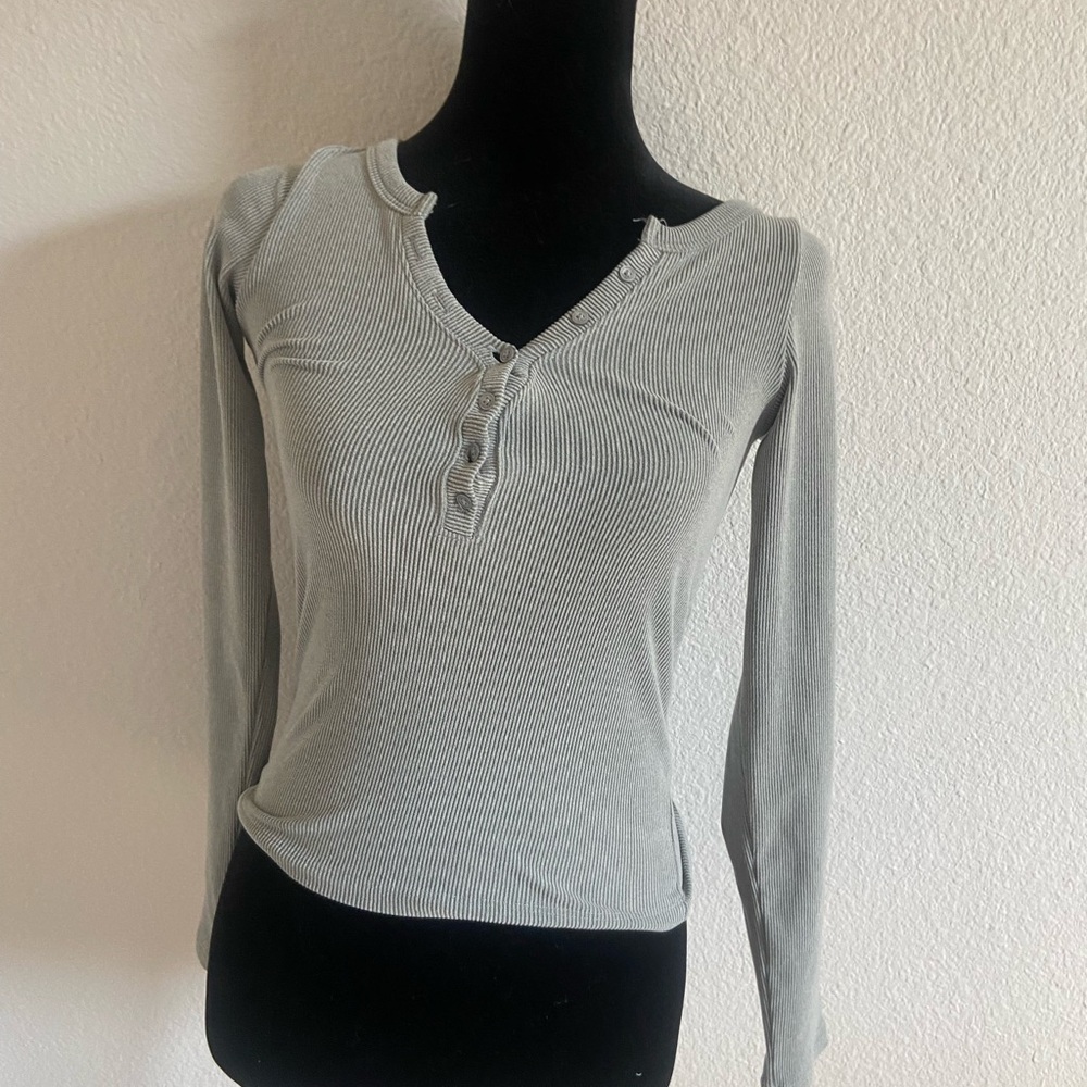 Hollister Women's Light Gray Long Sleeve Top